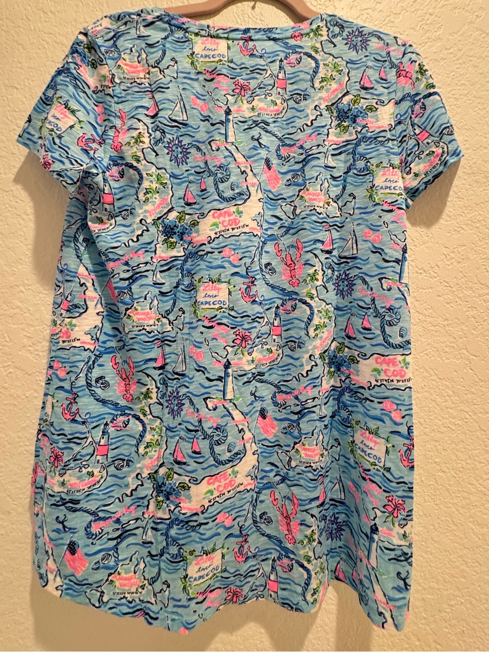 NWT Lilly Pulitzer Sz M Etta V-Neck Tee Bali Blue Lilly Loves Cape Cod - Picture 4 of 11